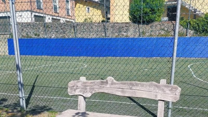 Dazio, i vicini si lamentano per il rumore e il sindaco chiude il parco giochi. Proteste sui social